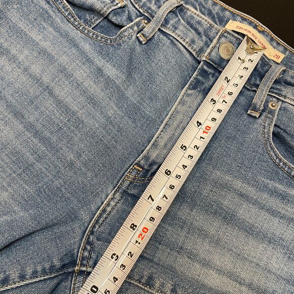 ~ Levi's Premium 721 High Rise Skinny sz 28 Cut-Off Jean Shorts Light/Med Wash - Picture 6 of 15